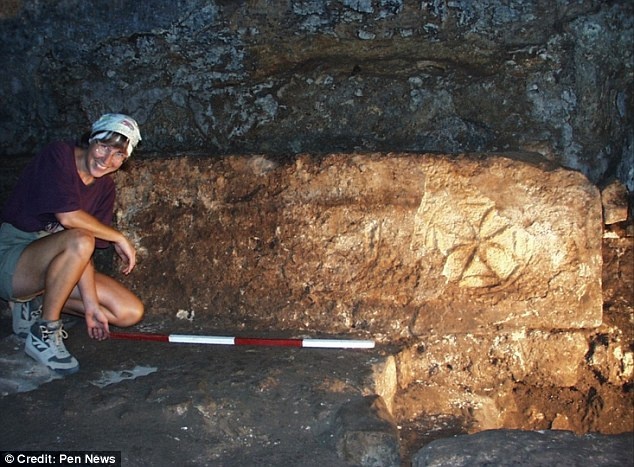 Ảnh của một nhà khảo cổ đo đạc một phần hang động được cho là địa điểm 'thực' nơi Chúa Jesus biến nước thành rượu trong lễ cưới ở Cana. (Ảnh: Pen News)