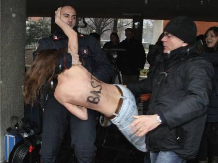 Berluskoni epithesh gumnosththes FEMEN4 24-2-2013